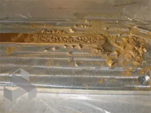 ЧПУ станок наносит тонкую гравировку на металлическую деталь киота иконы.