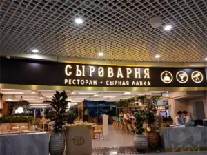 Готовые декоративные потолочные кессоны установлены на потолке ресторана и образуют единую композицию.