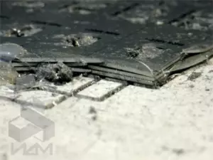 Фреза ЧПУ обрабатывает контуры и отверстия в алюминиевой детали приборной панели.