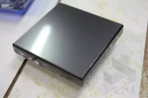 Рабочие изготавливают ручки из акрила для шкафа.
