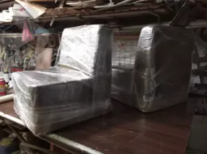 Собранные и упакованные модульные диваны с латунным основанием в цеху.